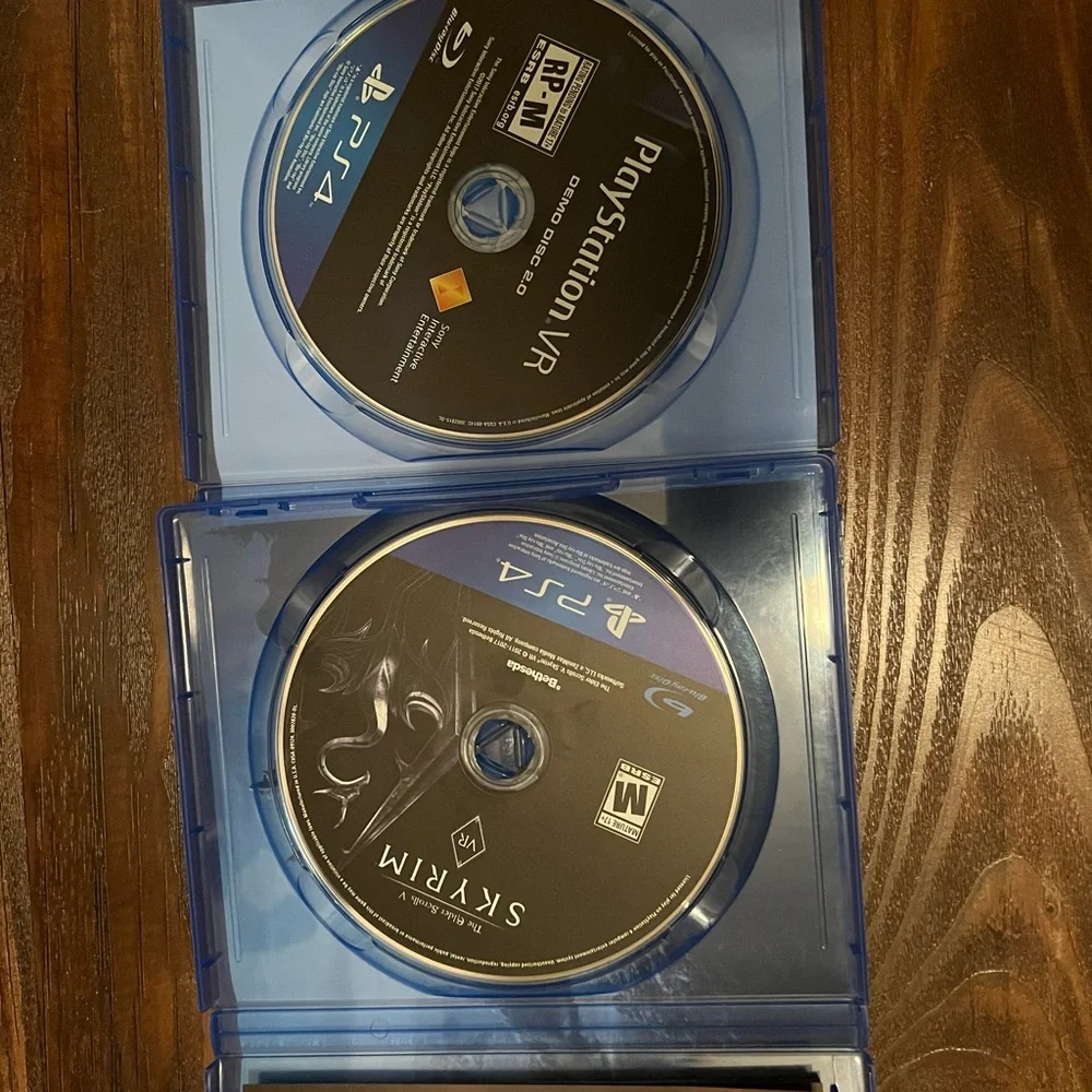 Used ps4 VR used only a couple of times comes with stand and 2 games